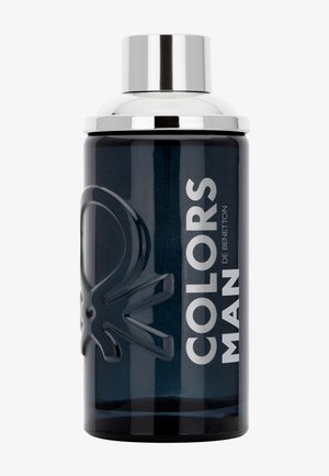 Mörkblå cylindrisk cologneflaska med silverkork, präglad logotyp på sidan och vit text "COLORS MAN DE BENETTON" vertikalt anpassad.