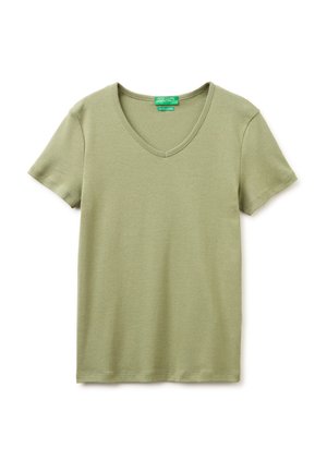 Hellolivgrünes T-Shirt mit kurzen Ärmeln und V-Ausschnitt, innen am Kragen mit grünem "United Colors of Benetton"-Etikett.
