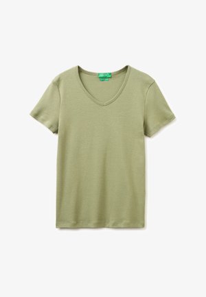 Krótki rękaw, dekolt w serek, lekko oliwkowo-zielona koszulka z zieloną metką "United Colors of Benetton" wewnątrz kołnierzyka.