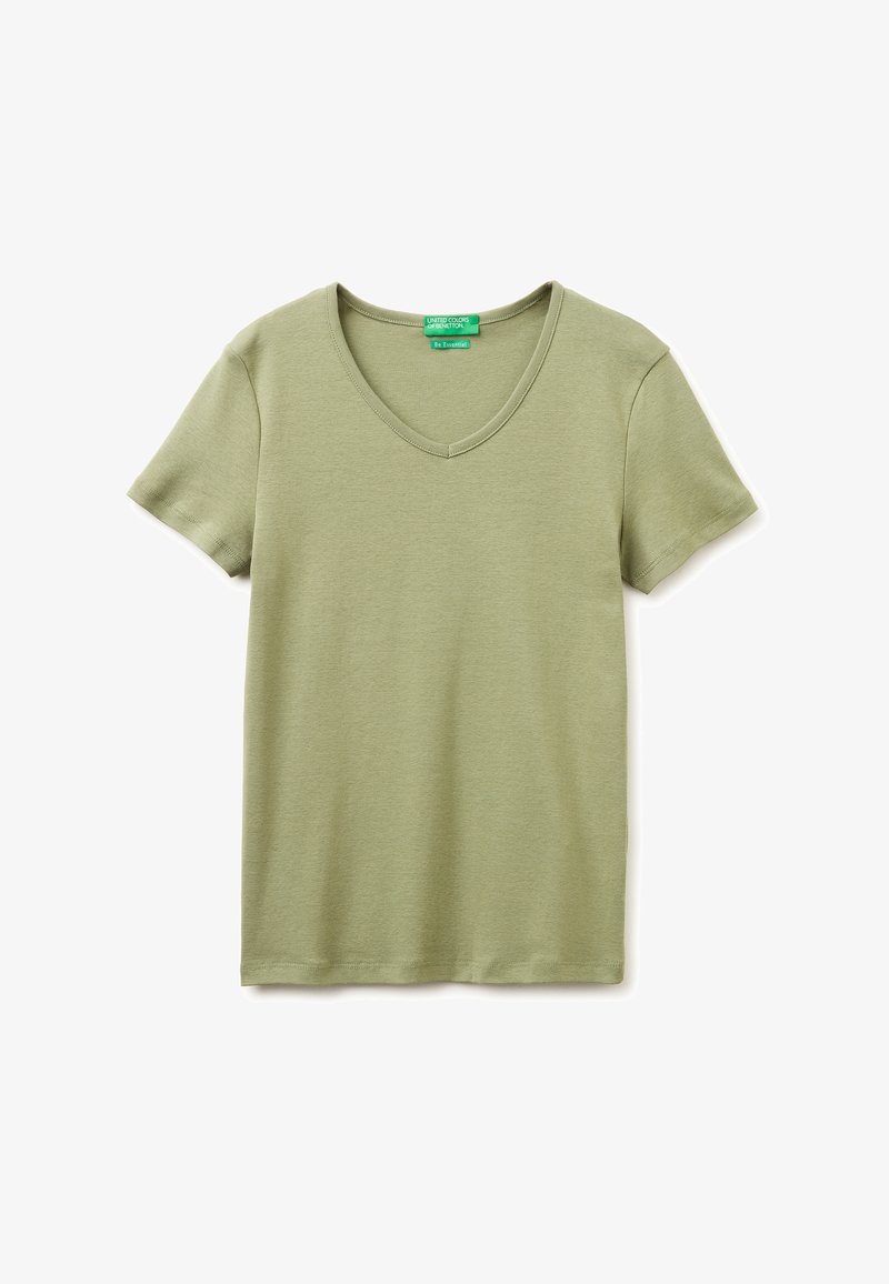 Camiseta de manga corta color verde oliva claro con escote en V y etiqueta verde de "United Colors of Benetton" en el interior del cuello.