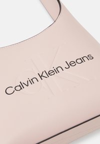Calvin Klein Jeans SCULPTED ARCH SHOULDERBAG22 MONO - Borsa a mano - pale conch