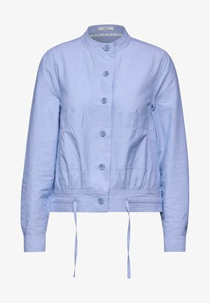 Chaqueta bomber de lino azul claro con cuello redondo, cierre de botones, dos bolsillos frontales y cordón ajustable en la cintura.