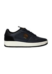 Marine leren sneaker met een zwarte suede accent, ronde vetersluiting, witte rubberen zool en een oranje logo patch aan de zijkant.