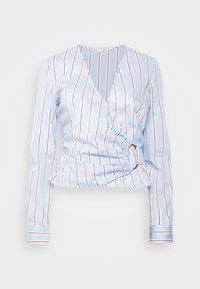 Blusa avvolgente a maniche lunghe blu con strisce verticali rosse e bianche, caratterizzata da un dettaglio laterale annodato e una texture di tessuto leggera e liscia.