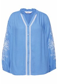 Blusa blu realizzata in tessuto leggero con scollatura a V, colletto arricciato e ricamo floreale sulle maniche, con chiusura a bottoni sul davanti.