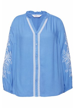 Blaue Bluse aus leichtem Material mit V-Ausschnitt, rüschigem Kragen und floralem Stickerei an den Ärmeln, mit Knopfverschlüssen auf der Vorderseite.