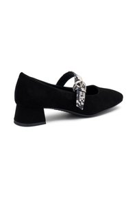 Scarpa Mary Jane in suede nero con tacco basso e cinturino a fibbia con motivo pelle di serpente su sfondo bianco.