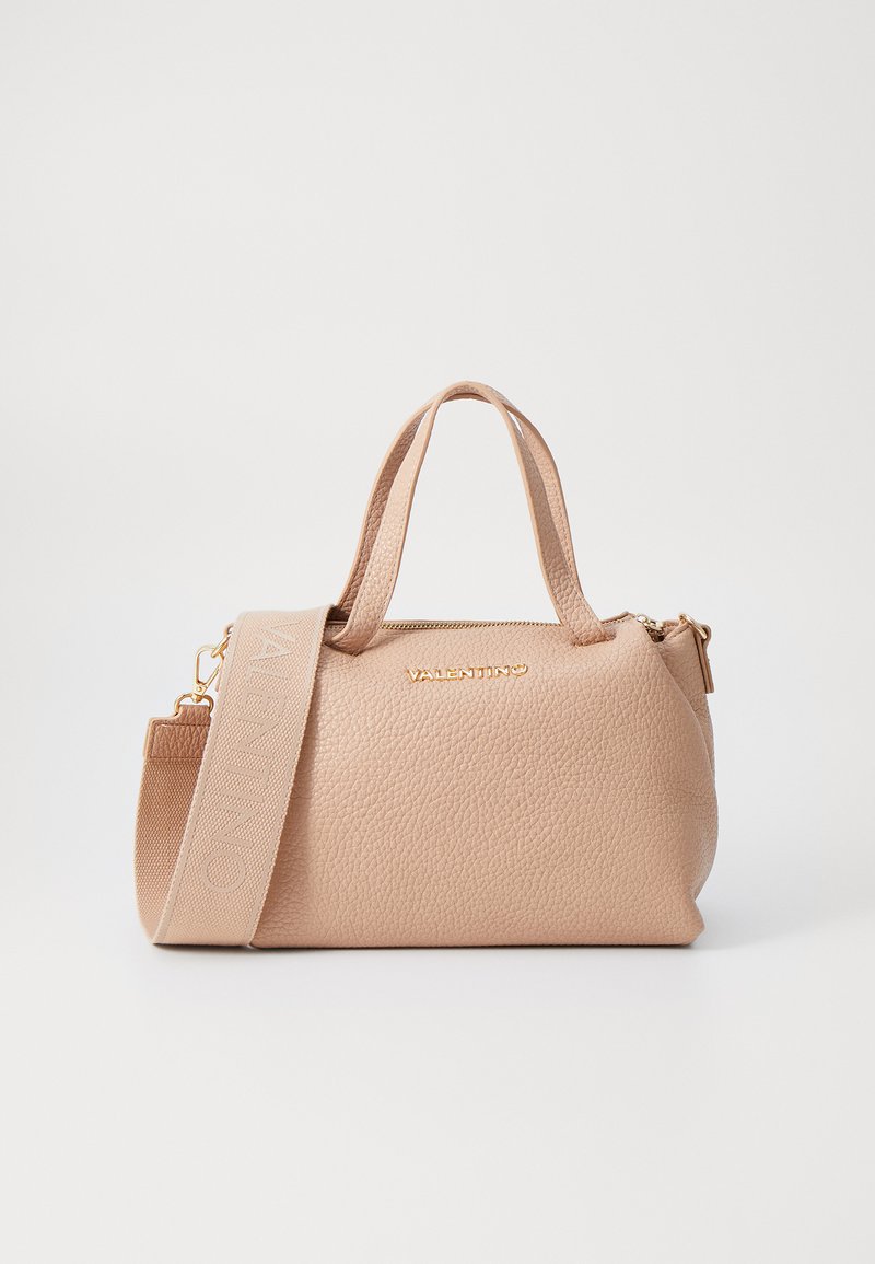 Bolsa de mão em couro texturizado bege com ferragens douradas. Apresenta duas alças curtas e uma alça de ombro destacável gravada com "VALENTINO."