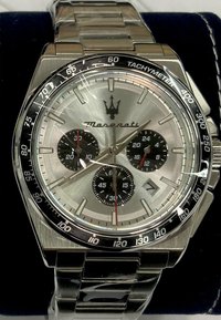 Maserati-klocka med armband i rostfritt stål, silverfärgad urtavla, tre svarta sub-dialer, tachymeter-skala och en datumvisning vid klockan 3.
