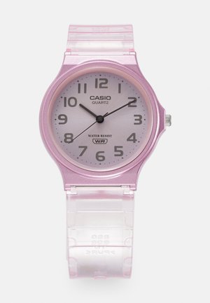 Analoge Casio-Quarzuhr mit rosa Gehäuse, transparentem Armband, schwarzen Zahlen und Wasserresistenz-Markierung bei der 6-Uhr-Position.
