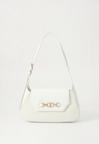 Balta rankinė su struktūruota forma, turinti tekstūruotą korpusą, lygią skląstį ir auksinės grandinėlės akcentą priekyje. Reguliuojamas petnešos dirželis.