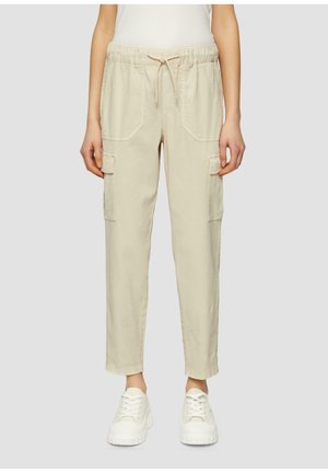 Beige cargobroek van lichtgewicht stof, met een elastische tailleband, trekkoordsluiting, twee zijzakken en opgerolde enkels.