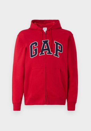 Rød zip-up hættetrøje lavet af bomuld, med et fremtrædende navy "GAP" logo på brystet, samt hætte og frontlommer.