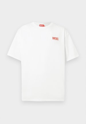 T-shirt de algodão branco de manga curta com um logo vermelho "DIESEL" no lado esquerdo do peito, apresentando um corte descontraído e um design simples.