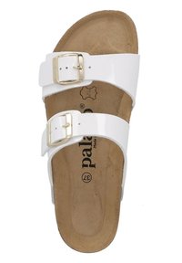 Weiße Kunstleder-Sandalen mit zwei verstellbaren Riemen, goldenen Schnallen und einer braunen, gepolsterten Innensohle. Flaches Sohlen-Design.