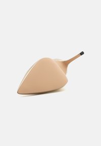 Beige høyhælte sko med en glatt, spiss tådesign, metalliske detaljer og en slank stiletthæl. Teksturert såle for bedre grep.