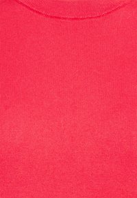 Suéter de punto ajustado en rosa brillante. Textura acanalada con diseño de cuello redondo. Tejido suave con un patrón uniforme en toda la prenda.