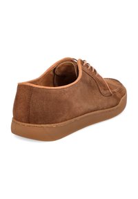 Brązowe zamszowe sneakersy z okrągłym noskiem, sznurowanym zapięciem i kontrastującą gumową podeszwą. Cechują się gładką fakturą i przeszyciami.