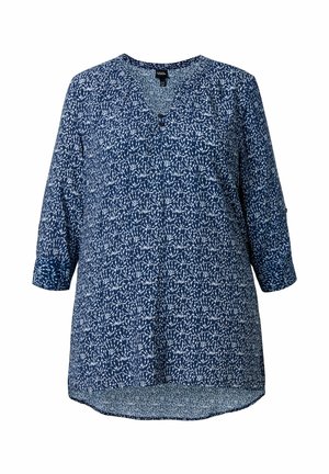 Blusa azul con patrón floral abstracto blanco, mangas tres cuartos, escote en V con botón y dobladillo ligeramente curvado.