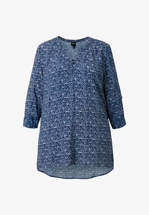 Niebieska bluzka z białym abstrakcyjnym kwiatowym wzorem, rękawy do 3/4, dekolt w kształcie litery V z guzikiem oraz lekko zaokrąglony dół.