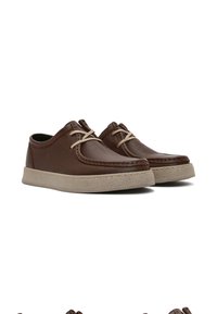 Scarpe in pelle marrone con una finitura testurizzata, suola in gomma beige, punta arrotondata e lacci di un beige chiaro. Dettagli cuciti lungo i bordi.