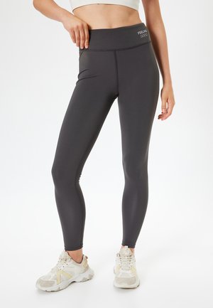 - Legginsy