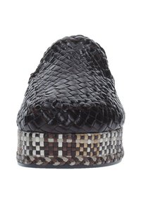 Scarpa slip-on in pelle intrecciata di colore marrone scuro con superficie texture. Presenta una piattaforma intrecciata multicolore e un design a punta arrotondata.