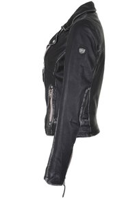 Zwarte leren motorjack met asymmetrische voorrits, ritssluitingen aan de zijkanten en een klein embleem op de bovenarm, zijaanzicht weergegeven.