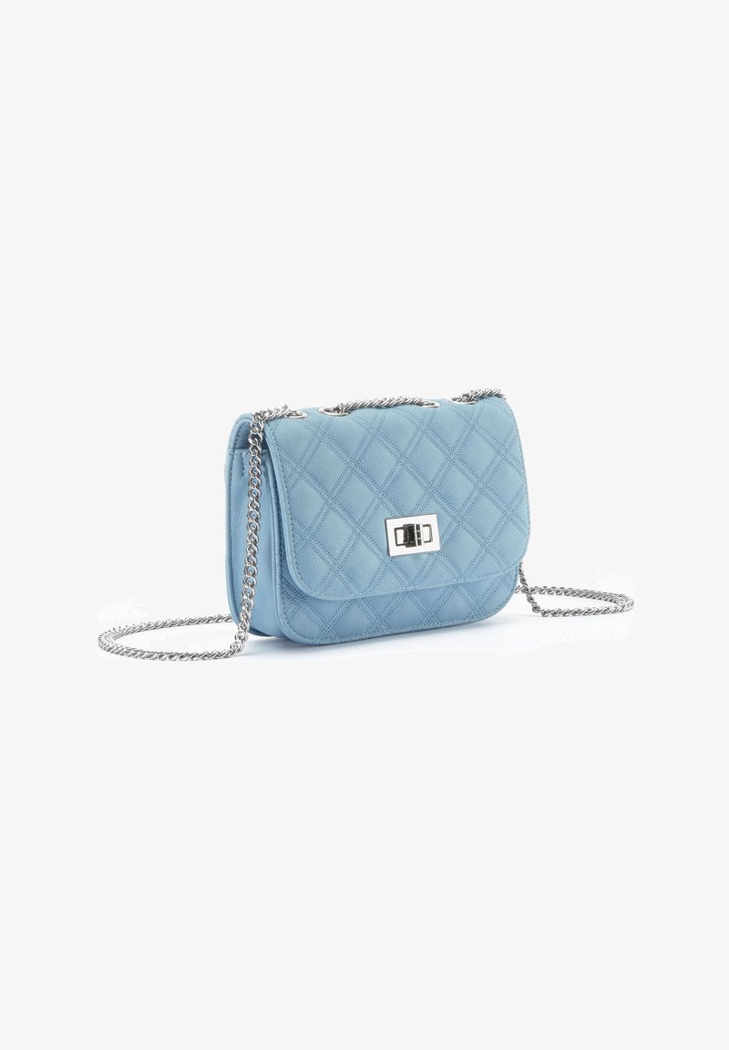 Hellblauer gesteppter Handtasche mit silberner Kettenriemen, rechteckiger Form und einem metallischen Verschlussdetail auf der Vorderseite.
