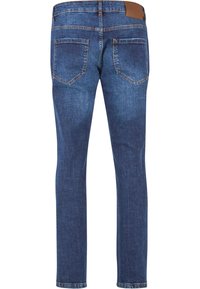 Jeans de mezclilla azul oscuro con corte ajustado, presentan una parche de cuero marrón en la cinturilla y dos bolsillos traseros con costuras visibles.