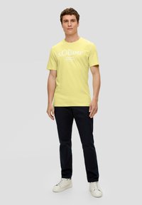 s.Oliver MIT FRONT - T-shirt print - helles zitrone
