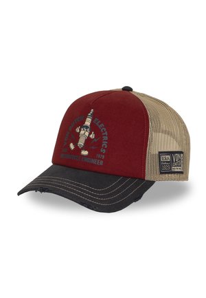 Casquette de baseball avec devant rouge, arrière en mesh beige, visière noire incurvée, illustration d’une bougie d’allumage et texte ""Von Dutch Electrics"" sur le devant.