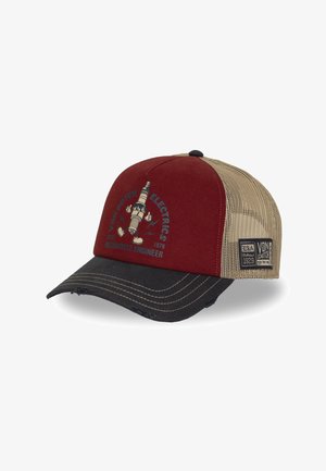 Casquette de baseball avec devant rouge, arrière en mesh beige, visière noire incurvée, illustration d’une bougie d’allumage et texte ""Von Dutch Electrics"" sur le devant.
