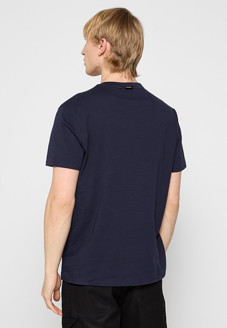 Granatowa bawełniana koszulka z krótkim rękawem, okrągłym dekoltem i gładką teksturą. Prosty design, bez widocznych wzorów czy akcentów.