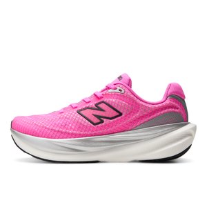 Chaussure de running New Balance rose vif avec dessus en mesh, logo noir et semelle épaisse blanche amortie, vue de côté.