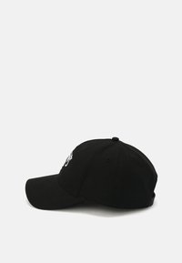 Cappellino da baseball nero realizzato in cotone. Presenta un visiera curvata e un logo ricamato sul davanti. Chiusura sul retro per la regolazione della taglia.