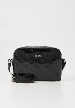 Sort patentlæder crossbody taske med prægede blomster mønstre, sølv hardware, lynlåslukning og justerbar rem.