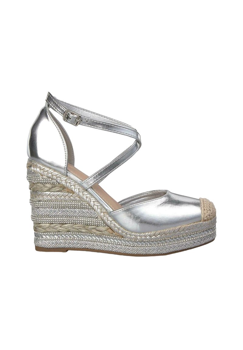 Sandali con zeppa in espadrille color argento, con tomaia metallica, dettagli in juta intrecciata, punta aperta e una fascia con chiusura a fibbia.