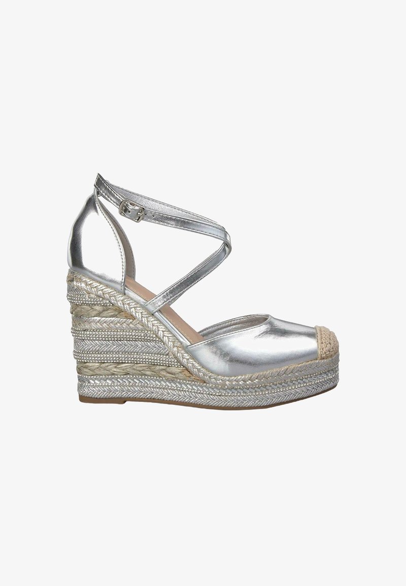 Sandali con zeppa in espadrille color argento, con tomaia metallica, dettagli in juta intrecciata, punta aperta e una fascia con chiusura a fibbia.