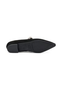 Zapato plano de ante negro con punta afilada y un acento minimalista de hardware plateado. Cuenta con una suela de goma sólida para agarre y estabilidad.