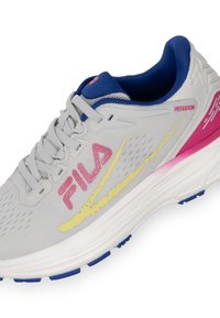 Zapatilla atlética gris con parte superior de malla texturizada, cuello de acento azul, marca en rosa y amarillo, y una entresuela blanca con suela azul.