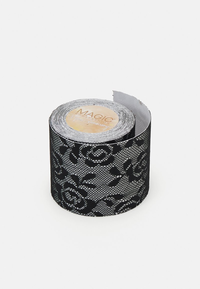 Rouleau de ruban en dentelle noir avec un motif floral, présentant une surface brillante et une étiquette indiquant "MAGIC 30e Anniversaire" sur le dessus.