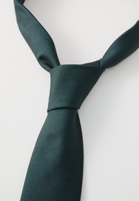 Cravate rayée teal avec une texture, présentant un nœud classique au cou, mettant l'accent sur des lignes fluides et une coloration uniforme.