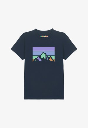 T-shirt bleu marine à manches courtes avec un motif géométrique coloré de montagne, comprenant des rayures violettes, bleues, vertes et orange en arrière-plan.