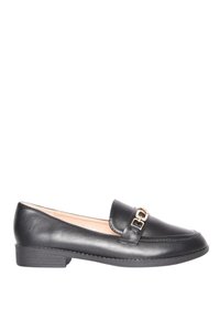 Mocassino in pelle nera con punta arrotondata, design cucito e dettaglio in metallo dorato sulla fascia. Tacco basso a blocco.