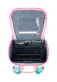 Hellrosa Rucksack mit grauem Innenraum, der mehrere Fächer, eine Reißverschlusstasche und türkisfarbene Akzente aufweist. Mit einem Flamingo-Muster.