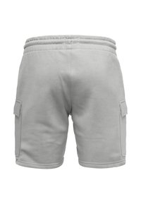 Hellegraue Sportshorts aus weichem Stoff, ausgestattet mit einem Kordelzugbund, zwei Seitentaschen und einer glatten Textur mit sauberen Nähten.