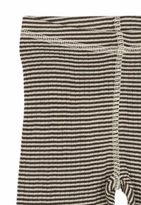 Leggings a rayas marrones y crema, fabricados con un tejido suave, que cuentan con una cinturilla cómoda y costuras reforzadas.