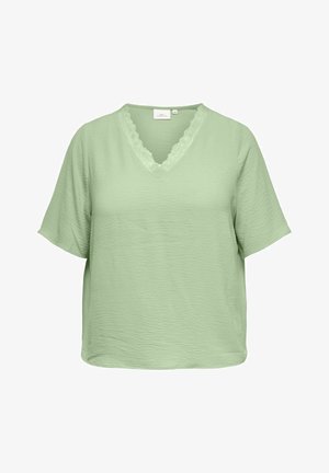 Světlá zelená krátký rukáv halenka s texturovanou látkou a výstřihem do V lemovaným krajkou, velikost 46, vystavená na bílém pozadí.