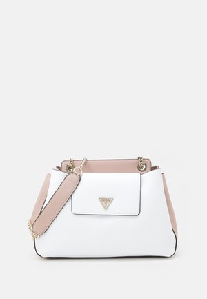 Bolso blanco y beige de Guess con bolsillo frontal de solapa, detalles de cadena dorada en la correa y amplia correa de hombro beige sobre un fondo liso.